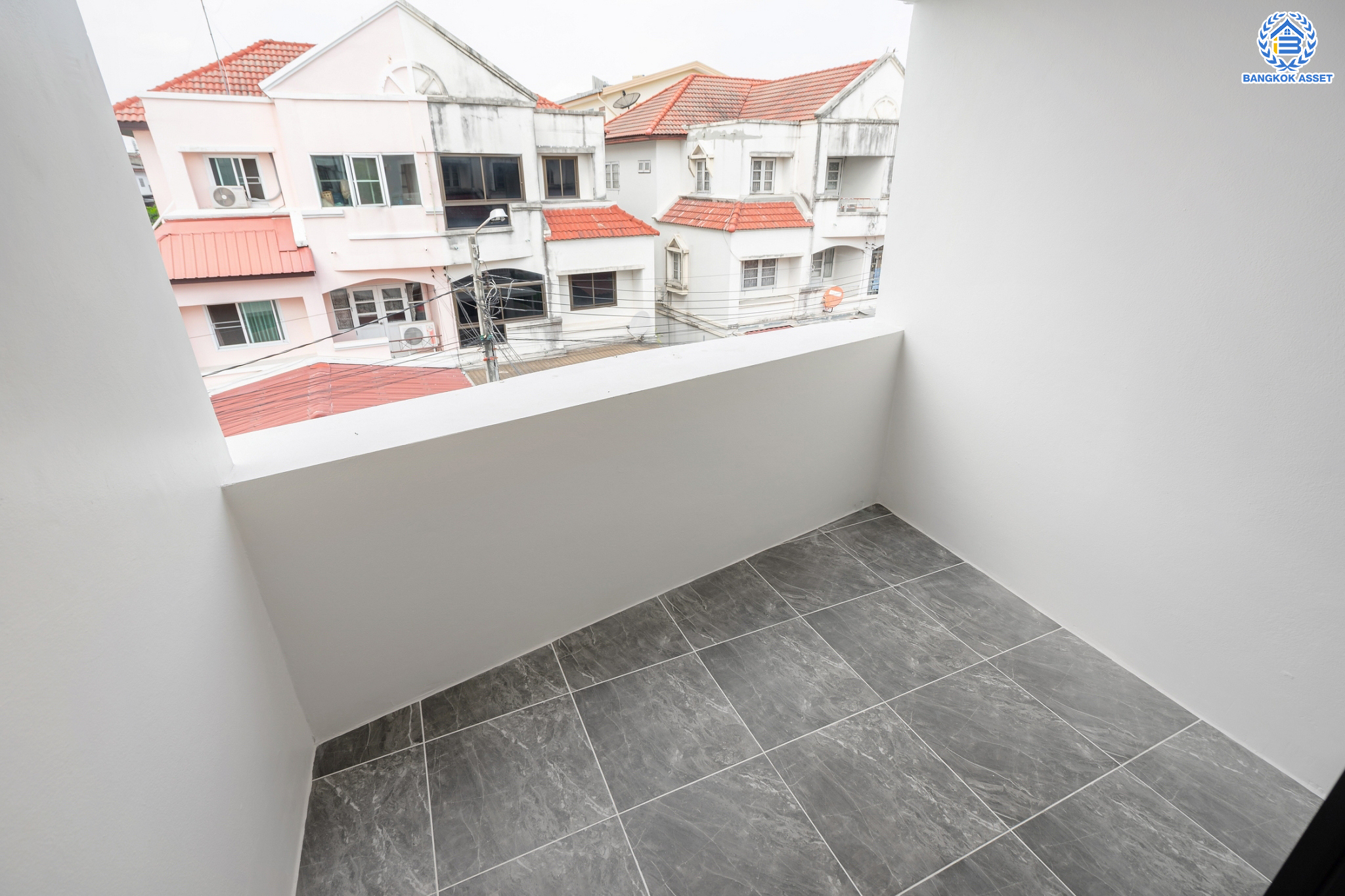 บ้านมือสองตกแต่งใหม่ ม.บ้านสวน5 กลางเมือง พิบูลย์สงคราม บ้านแฝด 3 ชั้น หลังมุม เนื้อที่ 39.4 ตร.ว. ฟังก์ชัน 4 ห้องนอน 3 ห้องน้ำ จอดรถได้ 2 คัน ราคาคุ้มสุดในย่านนี้! บนสุดยอดทำเล! เชื่อมถนนพิบูลย์สงคราม, วงศ์สว่าง, นครอินทร์ และติวานนท์ ใกล้จุดขึ้นทางด่วนศรีรัช-วงแหวนรอบนอก และรถไฟฟ้า "สถานีแยกติวานนท์"